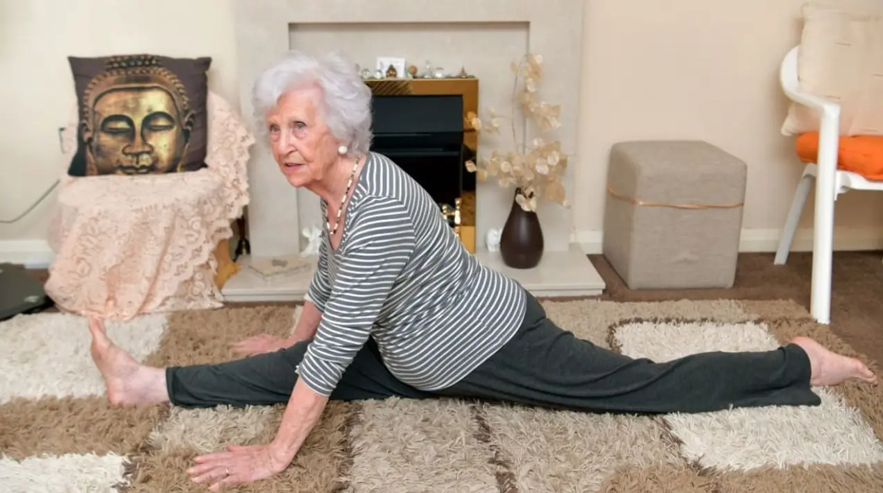 Femeie activă senior yoga în grădină
