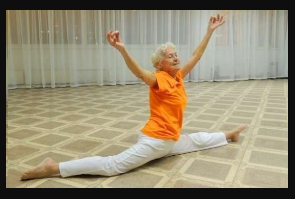 Senior activ plimbare grădină